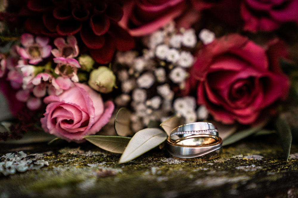 Detailaufnahme Hochzeitsstrauß mit Ringen